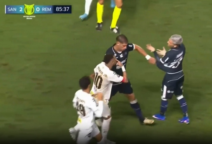 开云app-被犯规后与对手冲突染黄！裁判报告：内马尔以不尊重比赛方式行事